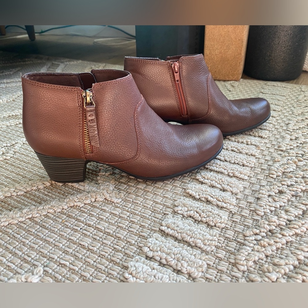 clarks ultimate comfort collection chocolate brown booties size 8.5